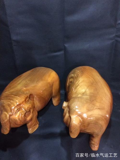 木雕里的憨态与福气 当小猪遇上大象